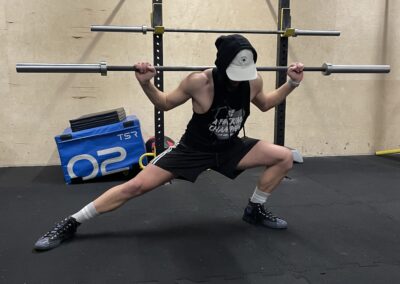 Fotorealistyczne ujęcie prezentujące sekcję produktów i pakietów: książkę treningową, ebook, zestawy akcesoriów fitness oraz atrakcyjne pakiety usług. Książka zapewnia ćwiczenia z mini-band i powerband, ebook umożliwia błyskawiczny dostęp do wiedzy online, a pakiety "Start w ruch" oraz "Trenuj mądrze" łączą produkty z konsultacjami i treningami, idealnie wspierając początkujących i zaawansowanych